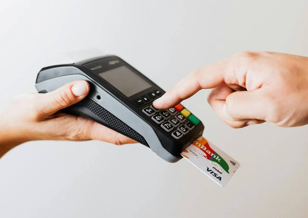 Nuove norme sul POS obbligatorio: chi è escluso e chi no SP - POS con simbolo legge e commercianti