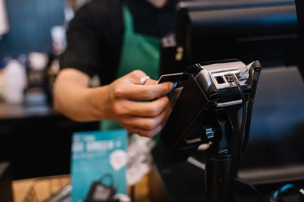 Nuove norme sul POS obbligatorio: chi è escluso e chi no SP - POS con simbolo legge e commercianti
