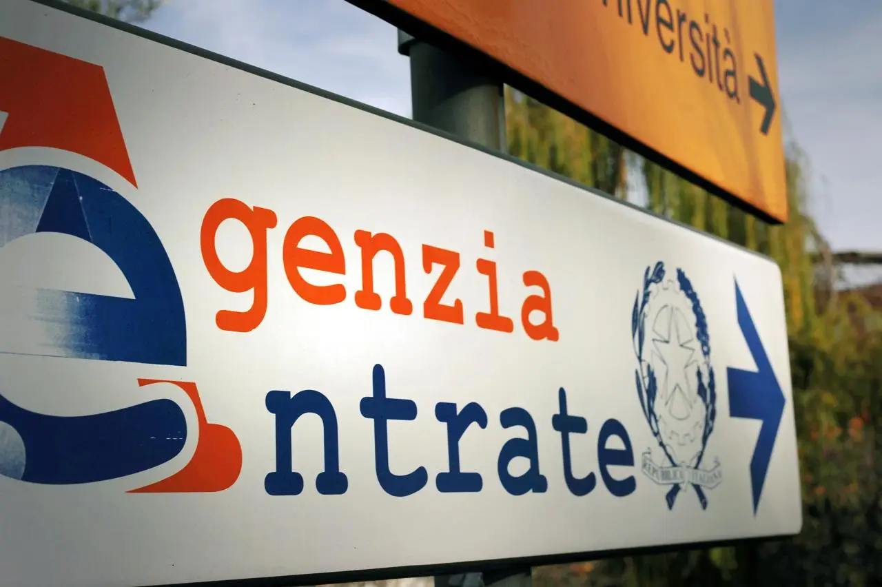 Nuove norme sul POS obbligatorio: chi è escluso e chi no SP - POS con simbolo legge e commercianti